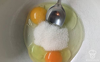В миску вбиваем яйца добавляем сахар и все тщательно перемешиваем.