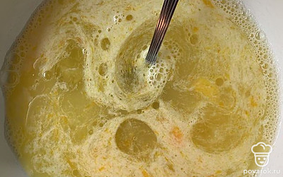 В яйца с сахаром добавляем тёплую сыворотку. Подсолнечное масло.