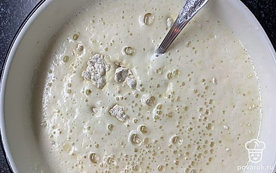 Добавляем муку и соду. Хорошо вымешиваем.