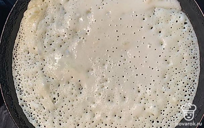 На разогретую сковородку выливаем тесто.