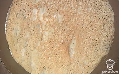 Жарим с двух сторон. Так готовим все остальные блины.