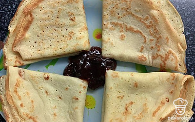 Подаём блинчики с вареньем.