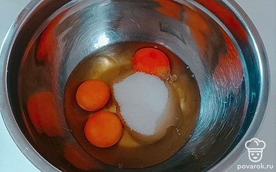 Разбиваем яйца в миску, добавляем сахар и соль. Хорошо взбиваем венчиком.