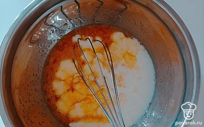 Вливаем 100 мл молока, продолжаем перемешивать.