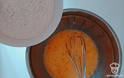 Постепенно всыпаем муку и вливаем молоко.