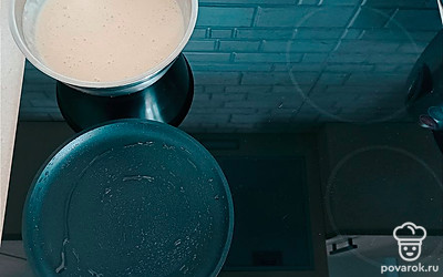 Хорошо разогреваем сковородку. Жарим с двух сторон до золотистой корочки. Для того, чтобы понять, что пора переворачивать, необходимо посмотреть на край блина (по периметру блин должен начать темнеть). Для того чтобы блинчики получились тонкими, необходимо выбрать специальную сковороду без бортиков, а также после того, как вылете на сковороду тесто и его равномерно распределите, остатки слейте обратно в миску. 