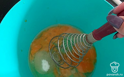 Венчиком или миксером взбейте яйца с сахаром, солью, растительным маслом. 