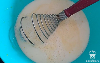 В получившуюся смесь влейте молоко, хорошо перемешайте.