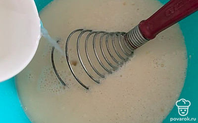 Через сито всыпьте муку, потом тонкой струйкой вливайте кипяток. Оставьте тесто на 30 минут.