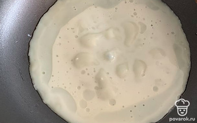 Тонким слоем вливайте тесто на сковороду, выпекайте каждый блин в течение 20 секунд.