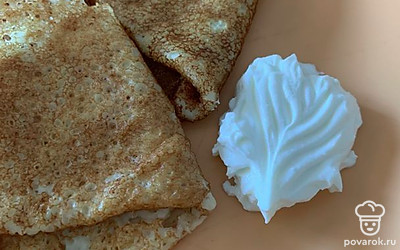 Подавайте порционно, добавив в качестве гарнира сметану, либо варенье. 