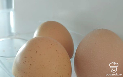 Разбить в глубокую тару 2яйца.
