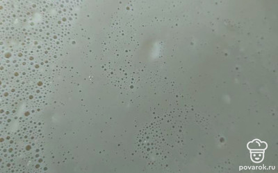 Посолить и посахарить яйца, добавить стакан молока размешать вилкой, добавить муки стакан, размешать. Добавить стакан воды и в конец второй стакан муки. Вымешать миксером, чтобы вся смесь была однородной.