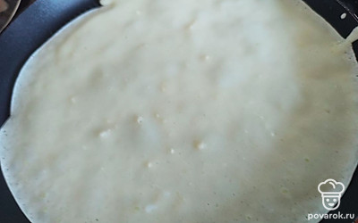 Разогреть на сковородке подсолнечное масло влить разогретое масло в тесто. Начать выпекать.