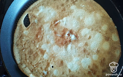 Тесто должно быть консистенции жидкой сметаны. Обжаривать блин с двух сторон.