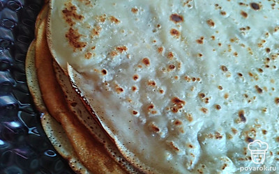 Обильно смазывать готовый блины сливочным маслом, складывать блины стопкой друг на друга.