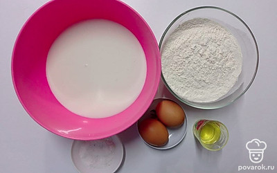 Необходимые ингредиенты распределите по удобным отдельным вам тарам: муку пшеничную, масло подсолнечное, яйцо, соль. В отдельную миску разлейте молоко. Подготовьте необходимую посуду для готовки.