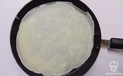 В яйца добавьте соль и взбейте их в небольшую пенку. Теперь влейте к смеси молоко и перемешайте. Небольшими порциями введите муку в тесто и перемешайте. Добавьте подсолнечное масло и снова перемешайте. Сковороду разогрейте и смажьте маслом. Вылейте тесто в сковороду и обжарьте по 2 минуты с каждой стороны.