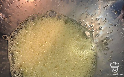 Взбиваем яйца с сахаром.