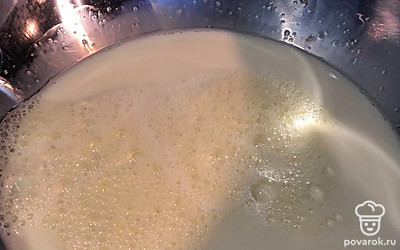 Добавляем молоко и продолжаем взбивать.