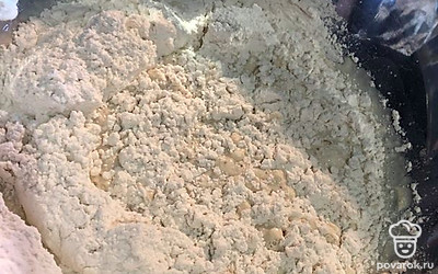 Добавляем муку, продолжаем взбивать.