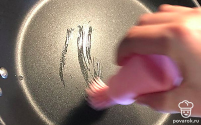 Добавляем столовую ложку растительного масла, взбиваем хорошо, чтобы не было комочков. И смазываем горячую сковороду растительным маслом. Начинаем печь блины!