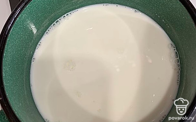 Немного подогреть молоко.
