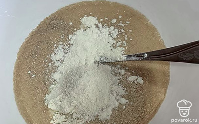 В тёплое молоко добавить 2 столовые ложки муки, сахар, соль, дрожжи.