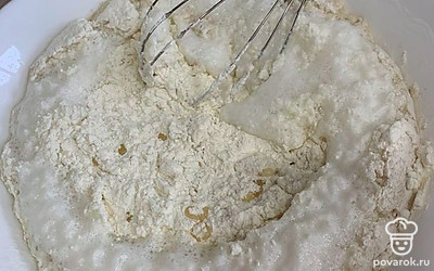 После того как появилась пена, добавить муку, растительное масло.
