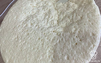 Когда тесто подошло, убрать пленку.