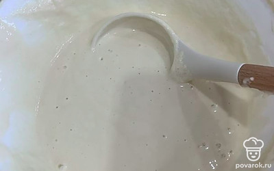 Добавить 100 миллилитров кипятка и аккуратно перемешать.