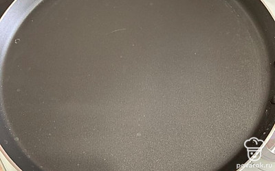 Разогреть сковороду, смазать растительным маслом.