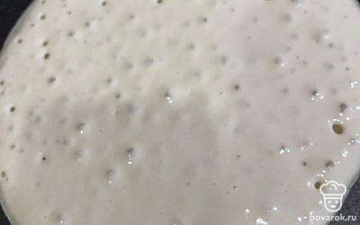 Вылить часть теста на сковороду, поджарить с двух сторон.