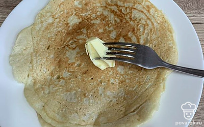 Снять блин со сковороды, смазать сливочным маслом.