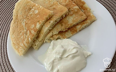 Подавать горячими со сметаной, икрой, сахаром, джемом.