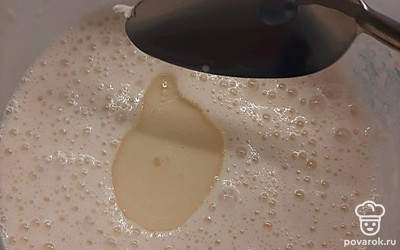 Всыпать просеянную муку и растительное масло.