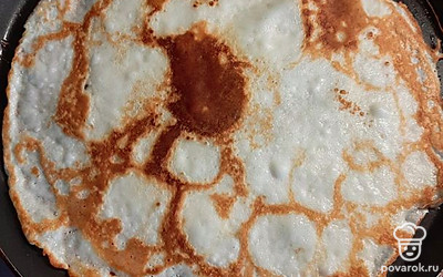 Испечь блинчики на блинной сковороде до золотистого цвета с каждой стороны и смазать сливочныи маслом.