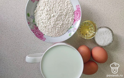 Расположите по отдельным удобным вам тарам все необходимые ингредиенты: масло, соль, яйца. По отдельным стаканам или мискам разлейте и рассыпьте: муку и молоко.