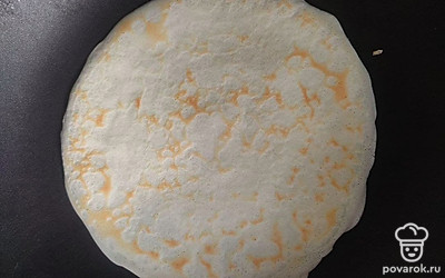 Разбейте яйца в емкости и взбейте с солью. Добавьте треть молока, перемешайте. Всыпьте половину муки и взбейте до исчезновения комочков, добавьте оставшуюся муку. Частями добавьте оставшееся молоко, размешайте. Когда тесто будет готово, влейте масло и снова перемешайте. Разогретую сковороду, смажьте маслом. Налейте немного теста, быстро распределяя по сковороде. Пеките до румяности с обеих сторон.