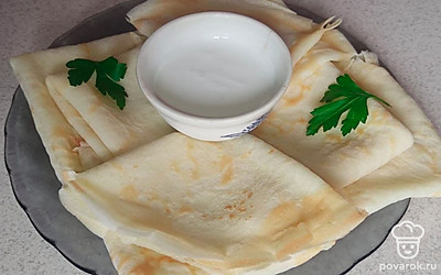 Готовые блинчики красиво распределите на нужной вам тарелке и украсьте сметаной