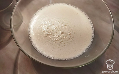 Смешайте в большой миске яйца, молоко, сахар и соль. Я перемешиваю с помощью блендера, это очень экономит время.