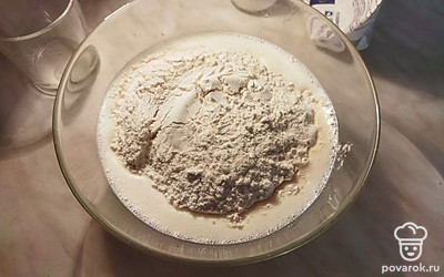 Всыпьте муку, хорошенько размешайте.