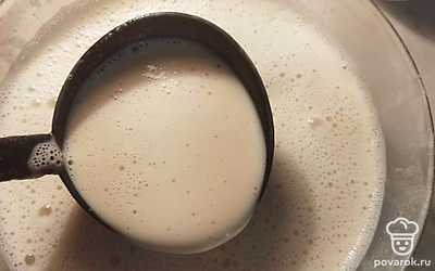 Добавьте соду, потом влейте 1,5 стакана крутого кипятка и быстро размешайте. В готовое тесто добавьте подсолнечное масло. Тесто получается достаточно жидкое. Лучше дать постоять ему минут 30, но это не обязательно, выпекать можно и сразу.