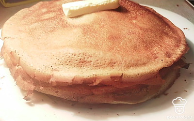 Обжарьте блинчики на хорошо разогретой сковороде. Перед выпечкой можно слегка смазать её маслом при помощи кисточки, в процессе смазывать не нужно. 