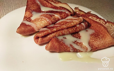 Подавать можно со сметаной, мёдом, вареньем или сгущёнкой. 