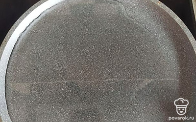 Поставить сковороду на огонь, влить растительное масло.