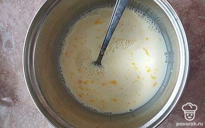 Добавить пол литра молока и перемешать. 