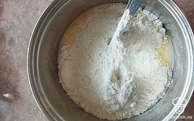 Добавить всю муку. 