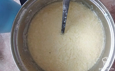 Влить в тесто раскаленное растительное масло, и ещё раз перемешать. 