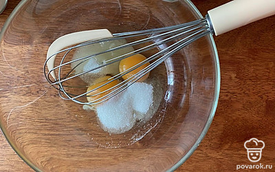 Перемешиваем яйца и сахар.